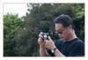 Tadashi Kawamata emportant un souvenir de son chemin de bois…